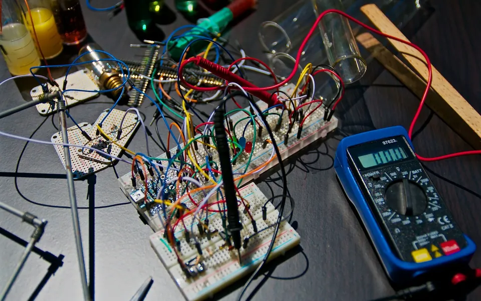 Versuchsaufbau auf einem Steckbrett mit Multimeter
