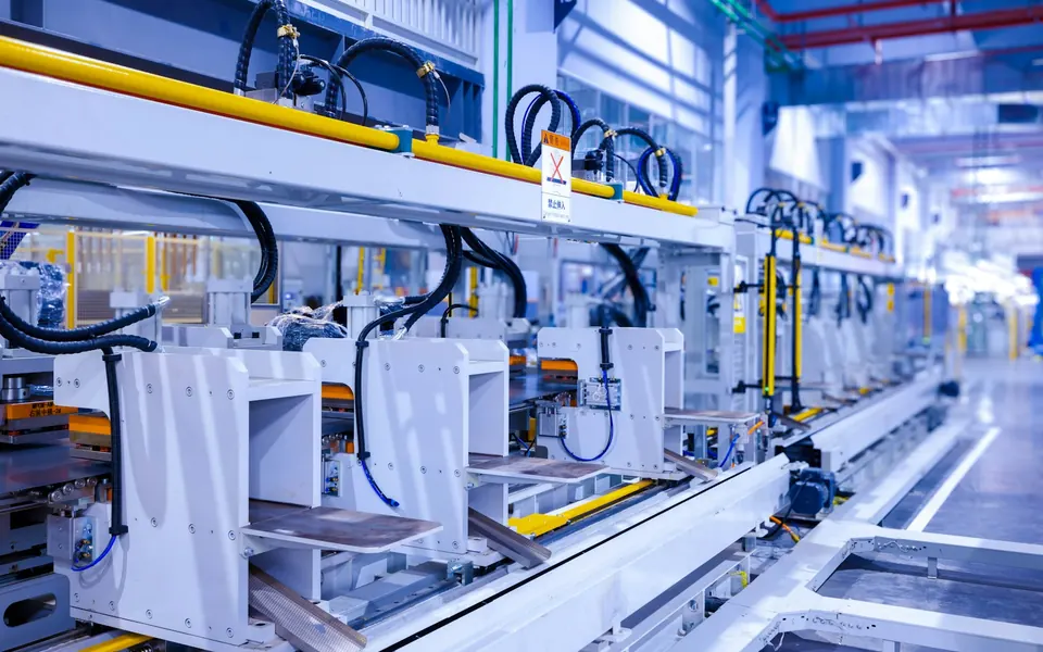 Automatisierte Fertigungslinie in einer Halle