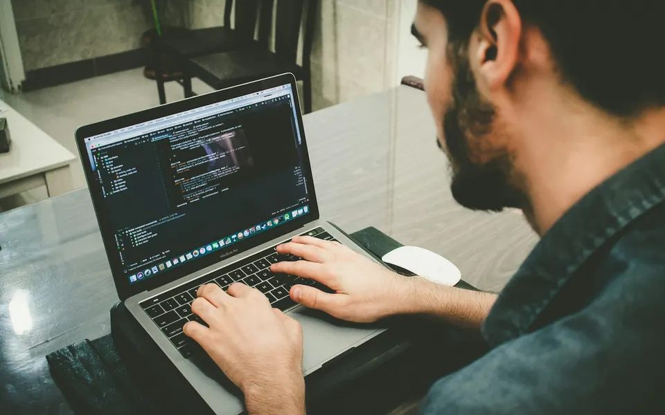 Entwickler arbeitet am Laptop