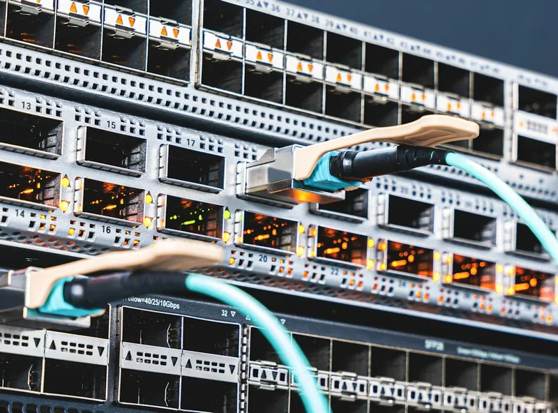 Netzwerk-Switch mit eingesteckten Glasfaserkabeln