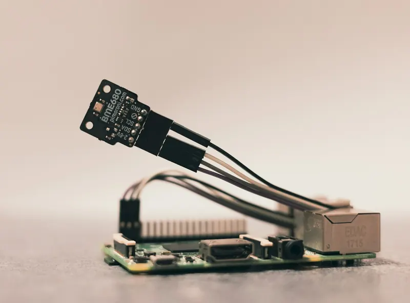 Sensormodul mit Kabeln an einem Einplatinencomputer